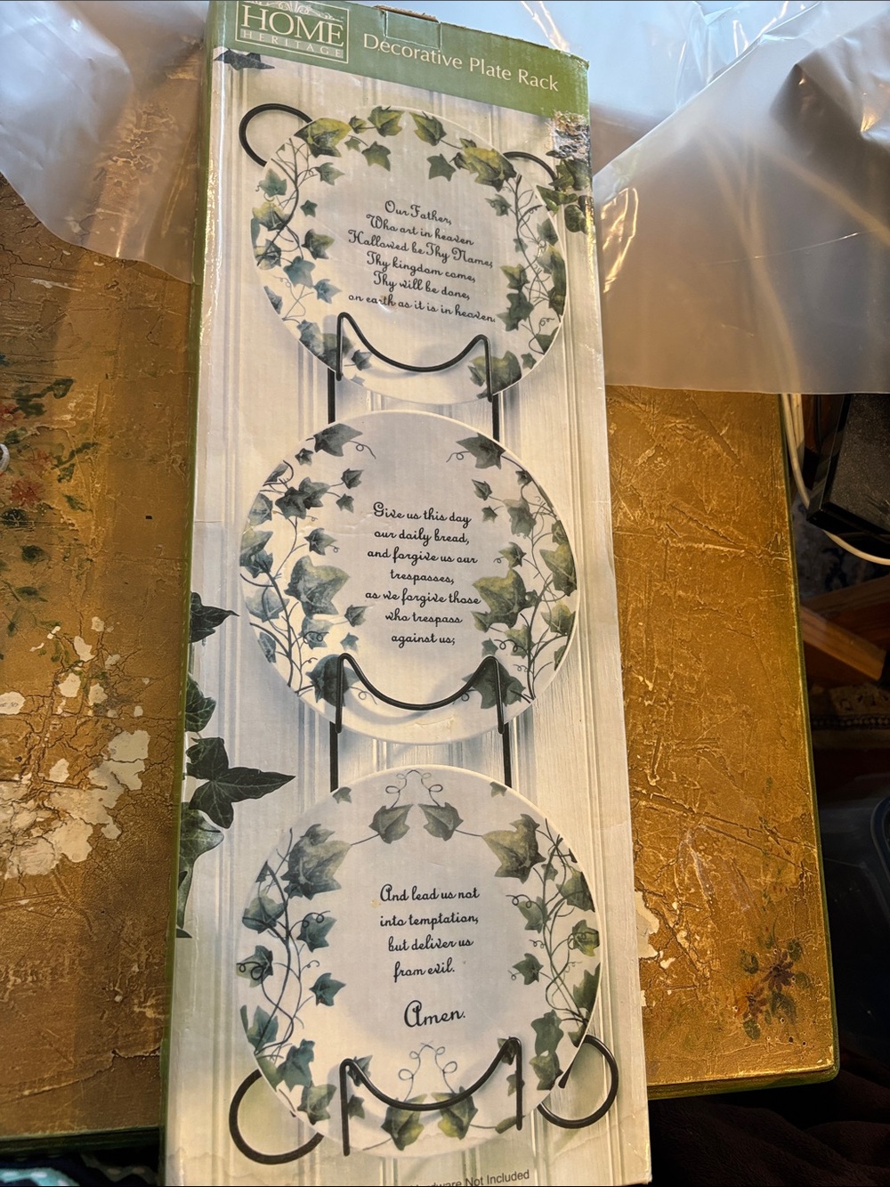 Heritage Green and Cream Ivy Wall Plate Rack with Three Accent Plates - Picture 2 of 2